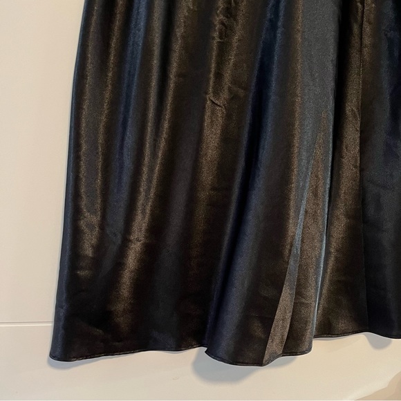 Sentiments | Black Silky Slip - Picture 5 of 12